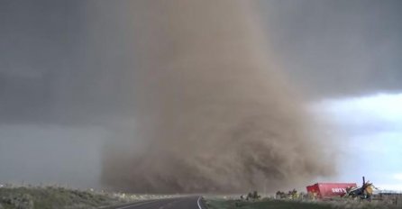 Strašan tornado uništava sve pred sobom: Prevrće autobuse, oštečene kuće, povrijeđeno 39 osoba, od ovog prizora svi ZANIJEMILI! (VIDEO)