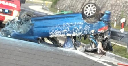 JEZIVA NESREĆA: Žena se zabila u ogradu i prevrnula,  vatrogasci i policija na licu mjesta