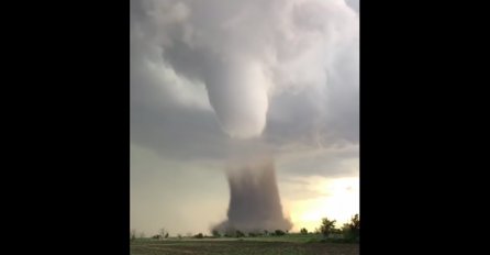 UŽASNE SCENE IZ ZEMLJE U REGIONU! Snažan tornado prevrnuo autobus, IMA TEŠKO POVRIJEĐENIH (VIDEO)