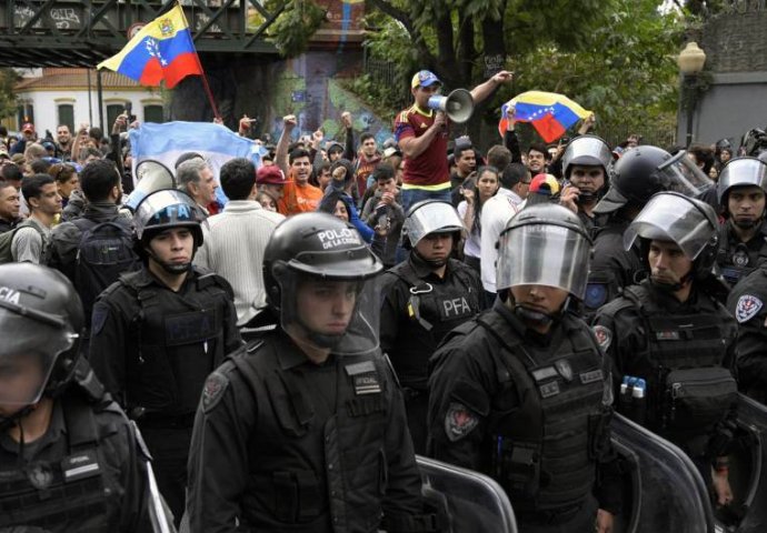 Veliki protest u Venecueli, u sukobu policije i demonstranata ubijena žena