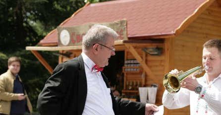 POČELA SVADBA KARIĆA: Prvi stigao mladin otac, a KAD SU UGLEDALI ŠTA JE MLADA OBUKLA, ZANIJEMILI SU! (FOTO)