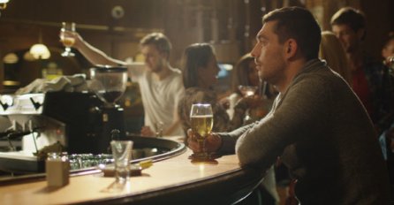 "Sjedim u kafiću, kad ulaze dvije djevojke, plavuša i crnka i ne zna se koja je ljepša"