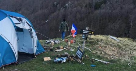 Slovenski turisti na Velebitu postavili zastavu SFRJ i naljutili domaćine