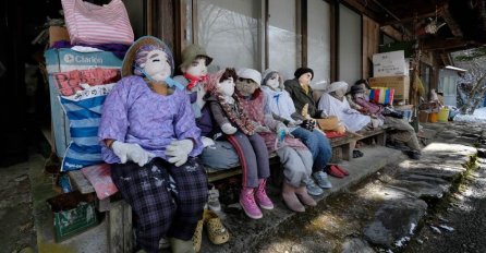 U ovom selu živi samo 27 osoba,  A ISPUNJENO JE LUTKAMA! Najmlađi stanovnik ima 55. godina, djece nema nikako! 