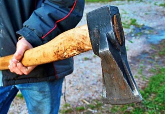 Izbjegnuta velika porodična tragedija! Sjekirom nanio povrede majci i strini