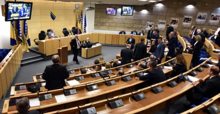 Lijepo je biti parlamentarac u BiH: Za dvije sjednice uzeli više od 372.000 KM!