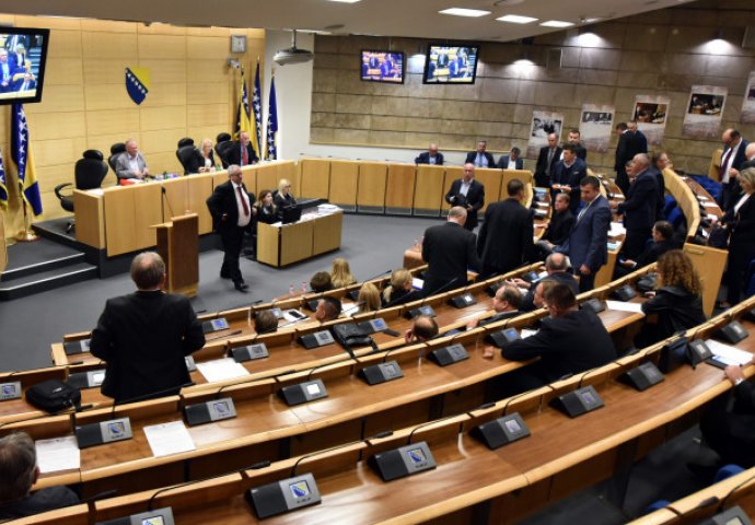 Lijepo je biti parlamentarac u BiH: Za dvije sjednice uzeli više od 372.000 KM!
