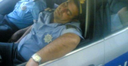 URNEBESNO: Policajce koji su spavali u automobilu probudilo “ustaj vojsko” 