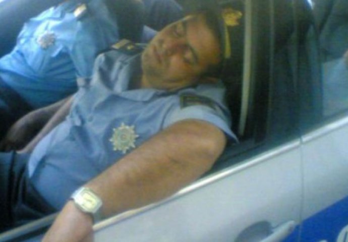 URNEBESNO: Policajce koji su spavali u automobilu probudilo “ustaj vojsko” 