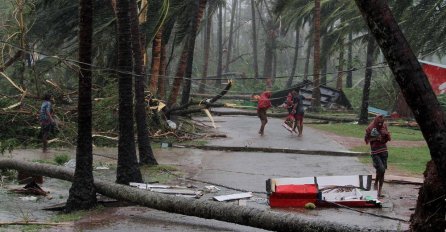 LJUDI BEZ STRUJE I VODE:  Vjetar čupa krovove, IMA MRTVIH, nekoliko stotina povrijeđenih (FOTO)