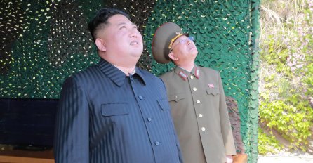Kim Džong Un nadgledao lansiranje raketa
