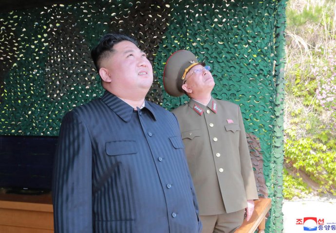 Kim Džong Un nadgledao lansiranje raketa