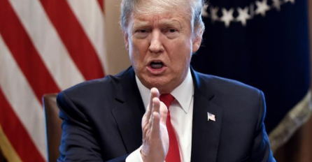 Trump povisuje carine na kinesku robu