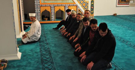 Klanjanjem akšam-namaza, vjernici i u Aladža džamiji dočekali odabrani mjesec