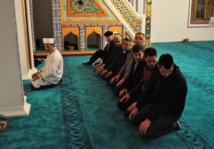Klanjanjem akšam-namaza, vjernici i u Aladža džamiji dočekali odabrani mjesec