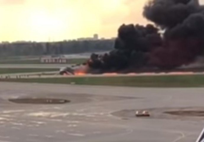 ISPLIVALI SNIMCI SIGURNOSNIH KAMERA NA MOSKOVSKOM AERODROMU: Evo šta se stvarno desilo sa avionom prije nego što se zapalio (VIDEO)