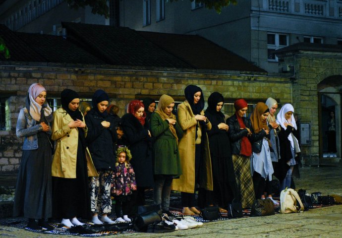 Muslimani u BiH i regiji klanjali prvi teravih-namaz nastupajućeg ramazana
