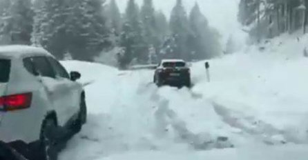 PADA KAO DA JE JANUAR: Snijeg stvorio velike probleme vozačima, POGLEDAJTE NEVJEROVATNE PRIZORE (VIDEO)
