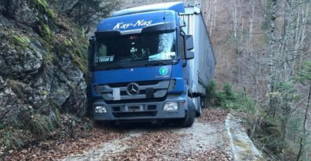 A SAMO JE PRATIO UPUTE NAVIGACIJE: Pogledajte gdje je završio vozač šlepera (VIDEO)