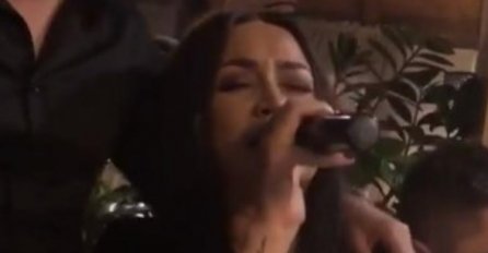 PJEVAČICA SJEDILA U KRILU OŽENJENOG MUŠKARCA: Pravila lom pred gostima u kafani, INTERNET GORI (FOTO)