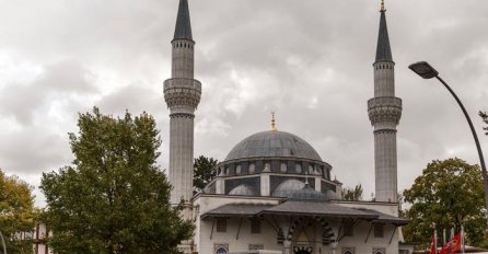 Pijanac prvi put ušao u džamiju, vjernici ga izgonili, ostao klanjati, umro na prvoj sedždi