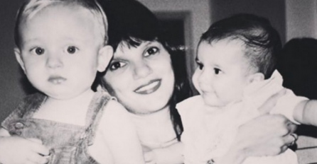 MAMA SE SLIKALA SA KĆERKOM I KOMŠIJINIM DJETETOM: 15 godina kasnije, pažljivo je pogledala sliku i DOŽIVJELA ŠOK KAD JE SHVATILA!