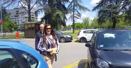 KARLEUŠA POBJEGLA OD CECE U DRUGI HODNIK, SAKRILA SE DA JE NE VIDI: Isplivali detalji iz sudnice, POGLEDAJTE SLIKE! (FOTO)