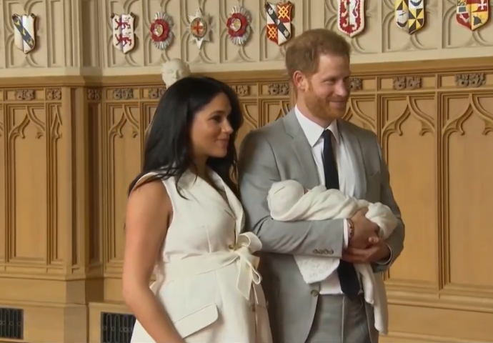 OBJAVLJENA PRVA FOTOGRAFIJA: Meghan i Harry pokazali sina, SVI SU GLEDALI U OVAJ DETALJ!