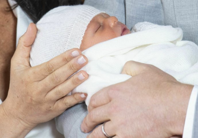 POGLEDAJTE PRVE FOTOGRAFIJE IZ KRALJEVSKE PORODICE:  Princ Harry i Meghan Markle svijetu pokazali svog sina