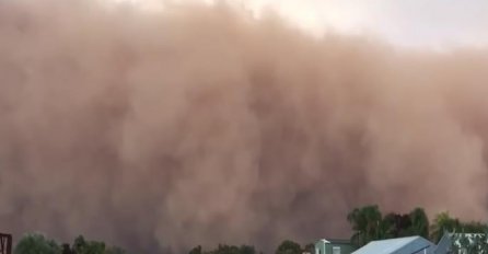 STRAVIČNO, OLUJA ZA TREN PROGUTALA GRAD, SVE JE POSTALO CRNO: Pogledajte sablasne prizore 