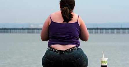 "Vratila se žena sa mora i pokazuje mužu slike"