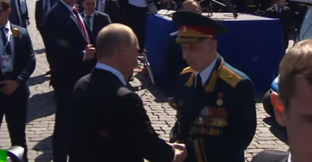 VIDEO JE OBIŠAO SVIJET! Putinu je Amerika zbog ovoga skinula kapu: Ugledao je starca kojeg odguruje osiguranje, a onda…