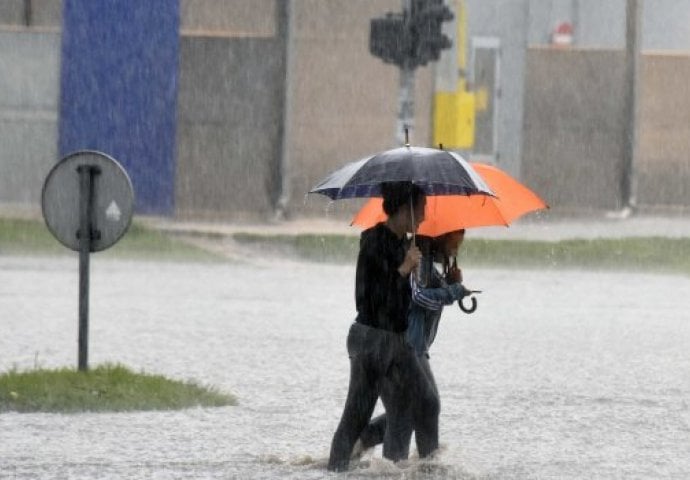 METEOROLOZI SE HITNO OGLASILI ZBOG NEVREMENA: U narednih 12 sati past će velika količina kiše u Srbiji! NEK SE SKLANJA KO MOŽE