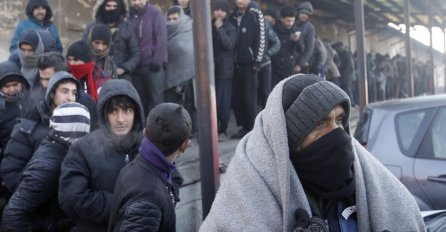 VAPAJ MIGRANATA U KRAJINI: Bez hrane i vode, promrzli spavaju na betonu 