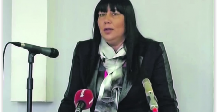 Ovo je državna službenica koja je danas uhapšena, uzimala pare gdje god može, a najpoznatija afera joj je "KUĆA OD 100.000 EURA"