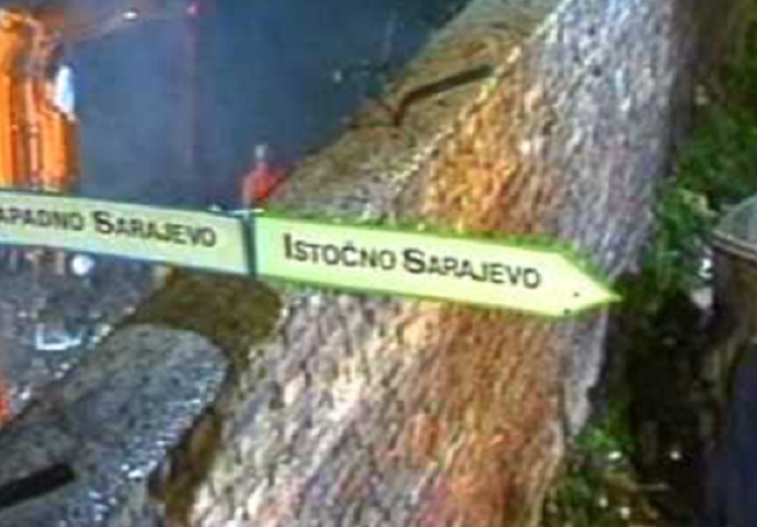 SRUŠEN ČUVENI ZID KOJI JE U NADREALISTIMA DIJELIO SARAJEVO NA ISTOČNO I ZAPADNO