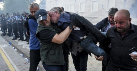 OVE FOTOGRAFIJE NAJBOLJE POKAZUJU KOJI JE HAOS U TIRANI: Desetine povrijeđenih u sukobu policije i demonstranata