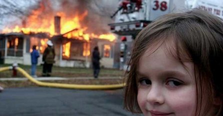 ONA JE BILA NAJSTRAŠNIJA DJEVOJČICA NA INTERNETU: Danas je ODRASLA, ali zbog ove fotke je i dalje zezaju!