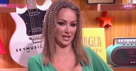 OTAC MACE DISKRECIJE JE BOGATI PJEVAČ: Sve isplivalo u javnost, a ono što je uradio njenoj majci je JEZIVO DO SRŽI!