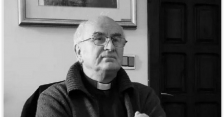 PREMINUO SVEŠTENIK KOJI JE POVRIJEĐEN U EKSPLOZIJI