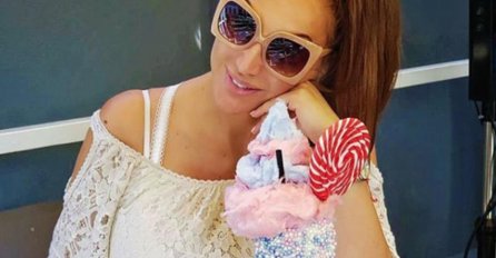 Sada je poznata pjevačica i zarađuje hiljade eura po nastupu, A NEKADA JE PRODAVALA GAĆE I ČARAPE NA PIJACI