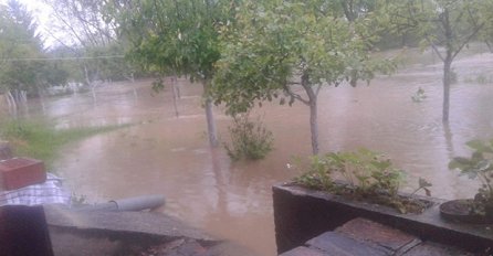 Jaka kiša padala svega 20 minuta, A RIJEKA PODIVLJALA! Prve kuće u BiH POPLAVLJENJE, ŠTETA VELIKA! 