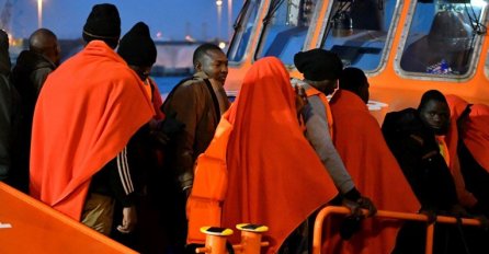 ODJEĆU OSTAVILI NA BODLJIKAVOJ ŽICI: Stotinu migranata pokušalo iz Maroka preko ograde od ući u EU