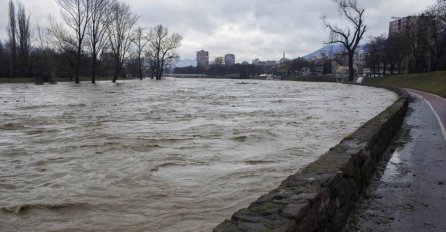 STANJE NA PUTEVIMA: Zbog izlijevanja rijeka na pojedinim dionicama otežan saobraćaj