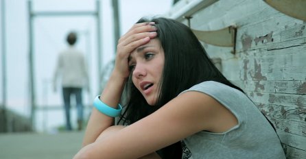 "Izlazimo iz kafića bivši dragi i ja, a napolju pljusak"