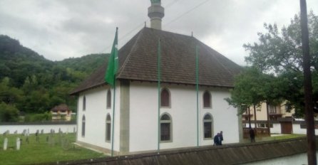 VANDALIZAM U NOVOJ KASABI: Potrgane zastave islamske zajednice ispred džamije 