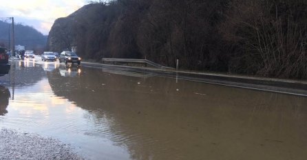 Obustava saobraćaja kod Cazina zbog vode na kolovozu