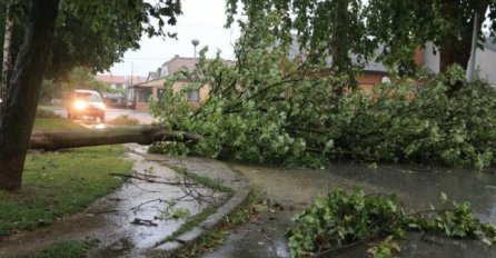 OLUJA HARA REGIONOM: Jak vjetar ne staje, IMA POVRIJEĐENIH, vatrogasci na terenu, a policija upozorava ljude da ne izlaze iz kuća ako ne moraju