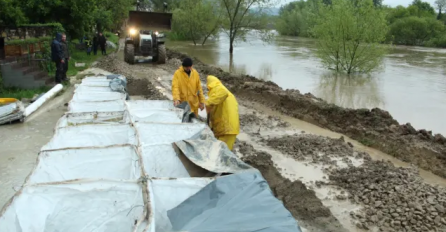 DRAMATIČNA SITUACIJA: Rijeke naglo rastu, odsječeno selo, mostovi oštečeni, vatrogasci ljude spašavaju