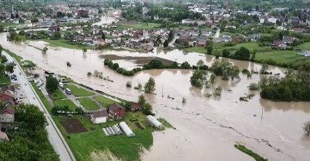 (VIDEO) Snimak iz zraka pokazuje ogromnu štetu: Čuju se sirene za opasnost, VODA NOSI SVE PRED SOBOM
